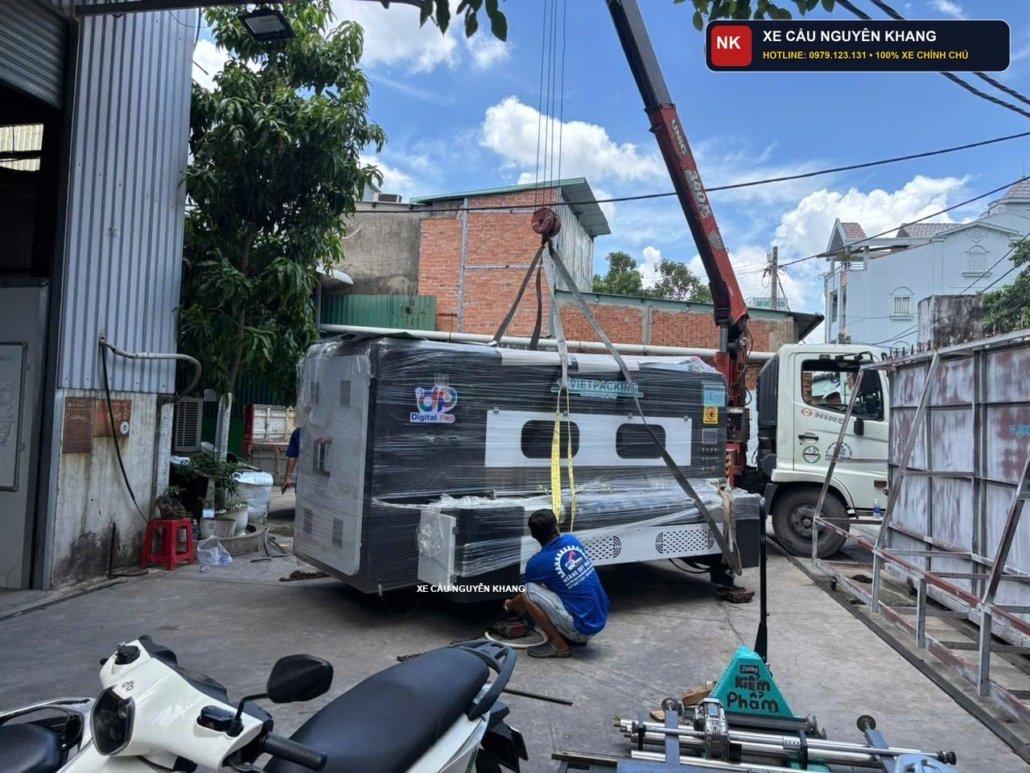 Dịch vụ xe cẩu chở máy dệt may, dây chuyền bao bì carton từ Chợ Tân Bình (TPHCM) đi KCN Phước Đông & Trảng Bàng (Tây Ninh)
