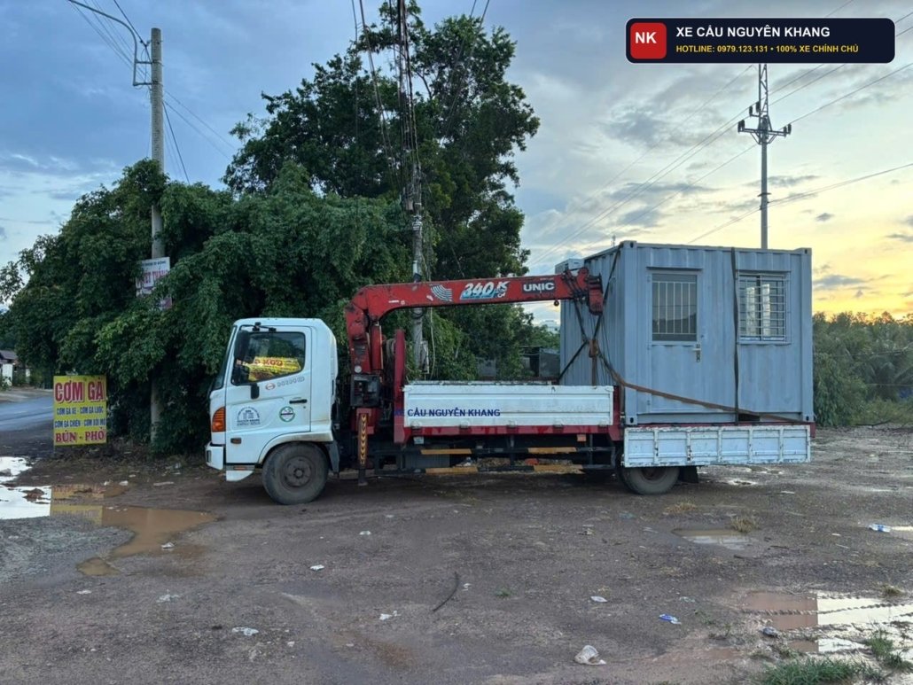 Xe cẩu chuyển hàng sang xe liên vận tại Cửa khẩu Quốc tế Mộc Bài (Tây Ninh) phục vụ xuất khẩu sang Campuchia