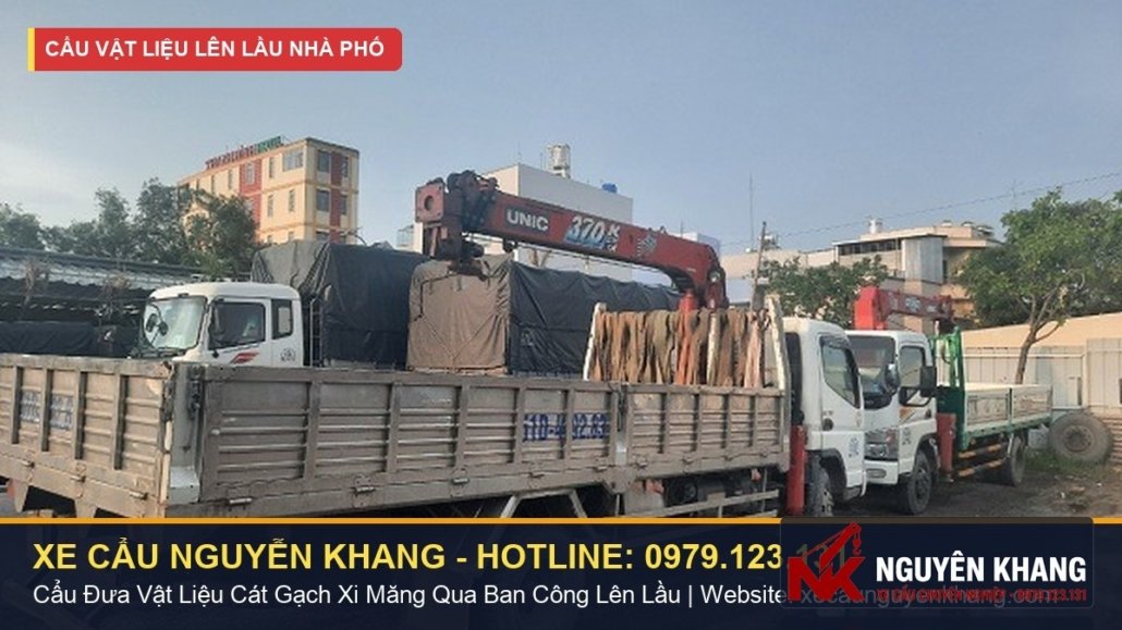 Cẩu bồn nước composite & téc inox dung tích lớn lên mái nhà cao tầng hẻm nhỏ