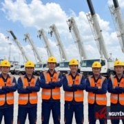 Đội ngũ kỹ thuật vận hành và dàn xe cẩu hiện đại Nguyên Khang TPHCM