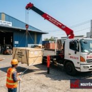 Xe cẩu thùng tự hành Nguyên Khang cẩu hạ hàng hóa máy xưởng