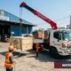Xe cẩu thùng tự hành Nguyên Khang cẩu hạ hàng hóa máy xưởng