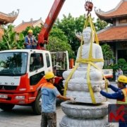 Dịch vụ cẩu an vị Tượng Phật đá & Chuông đồng (Đại Hồng Chung) bằng đai vải mềm tại TPHCM