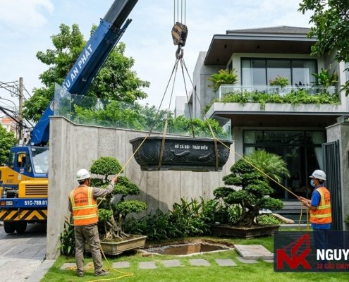 Dịch vụ cẩu hồ cá Koi composite & bàn đá tảng nguyên khối vào sân vườn biệt thự Thảo Điền, Sala