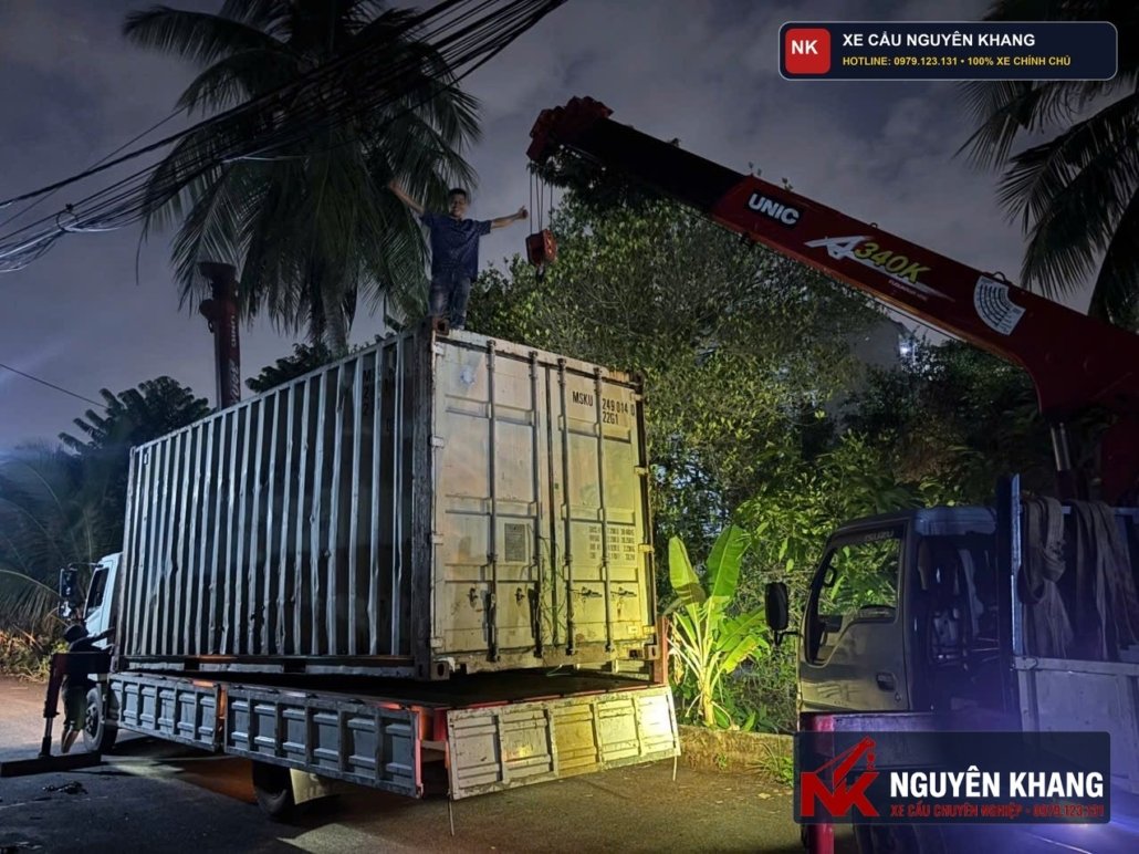 Dịch Vụ Xe Cẩu Cứu Hộ Xe Cuốc, Xe Lu Bị Sụt Lún Hố Móng Mùa Mưa Triều Cường TPHCM