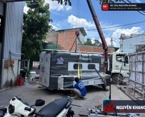 Dịch vụ cẩu máy in bạt khổ lớn 3m2 & máy cán màng qua cửa sổ lên lầu xưởng in TPHCM