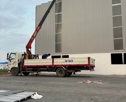 Dịch vụ cẩu giàn pin mặt trời công nghiệp & bồn nước composite 5000L lên mái nhà xưởng cao 20m TPHCM
