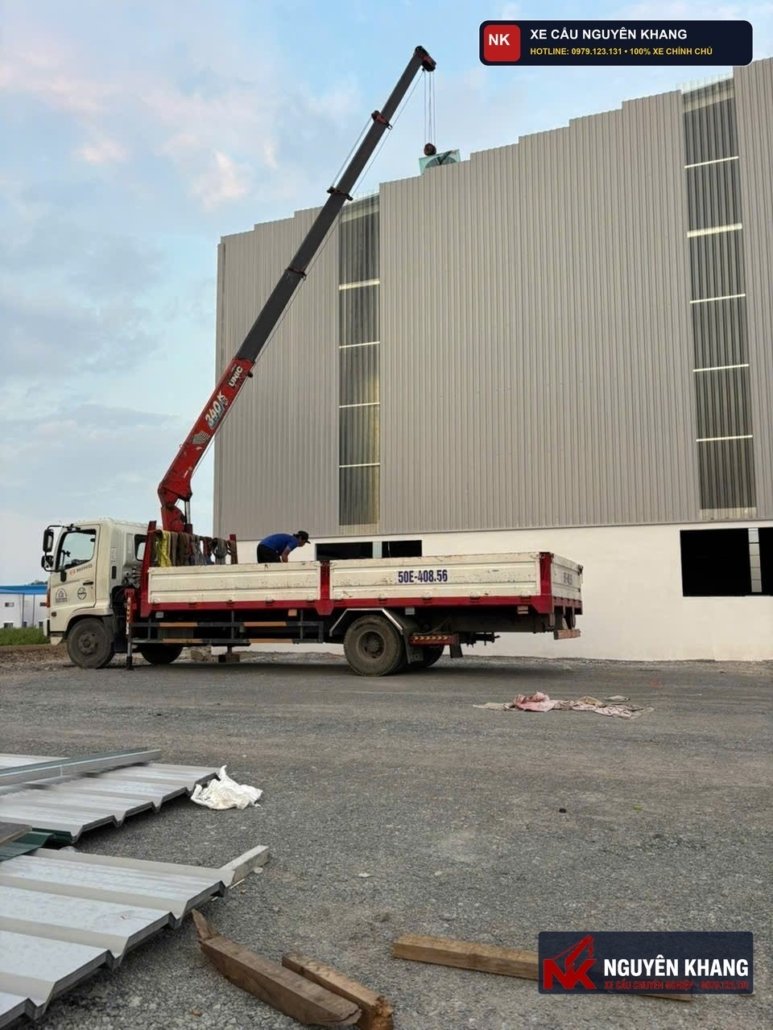 Dịch vụ cẩu giàn pin mặt trời công nghiệp & bồn nước composite 5000L lên mái nhà xưởng cao 20m TPHCM