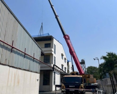 Dịch vụ xe cẩu luồn hầm hạ máy phát điện dự phòng 3 tấn & máy nén Chiller xuống hầm B1, B2 tòa nhà TPHCM