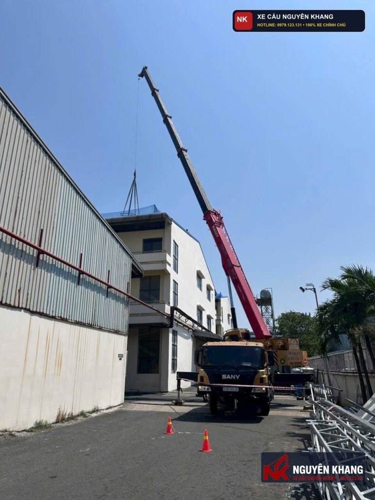 Dịch vụ xe cẩu luồn hầm hạ máy phát điện dự phòng 3 tấn & máy nén Chiller xuống hầm B1, B2 tòa nhà TPHCM